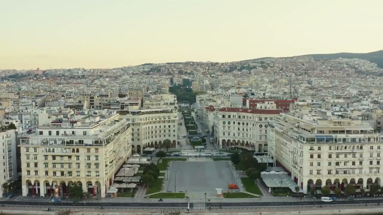 Η Πλατεία Αριστοτέλους από τη θάλασσα, με την πόλη ν' ανεβαίνει προς τους λόφους