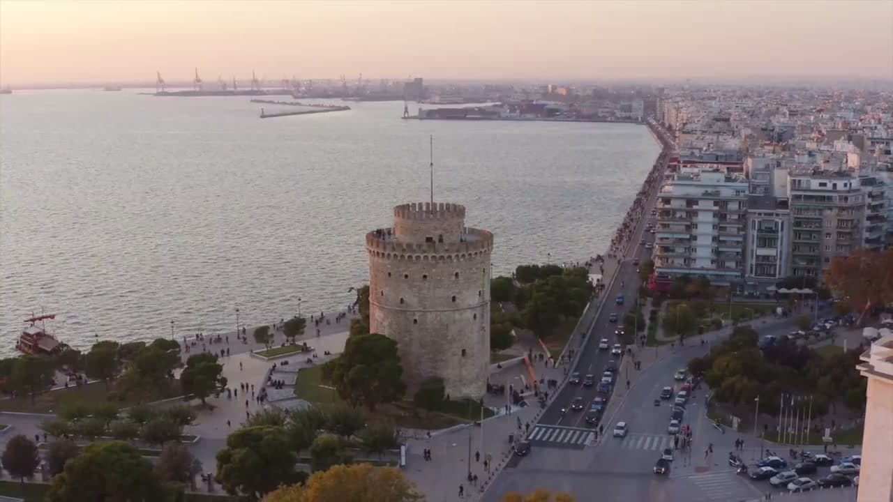 Alacakaranlıkta yukarıdan sahil ve Beyaz Kule