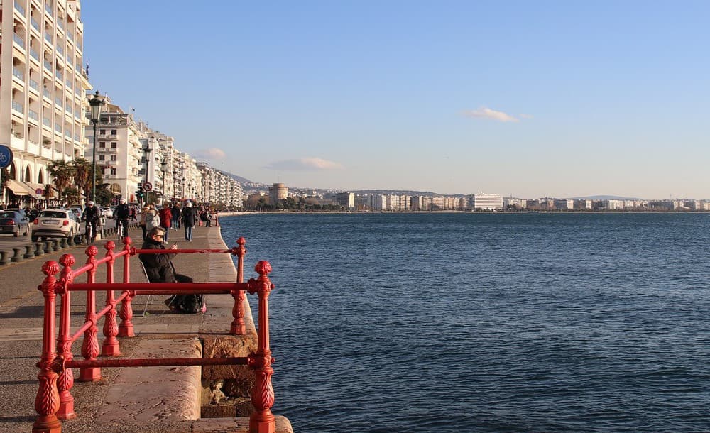 Kışın Selanik sahil yolu, uzakta Beyaz Kule