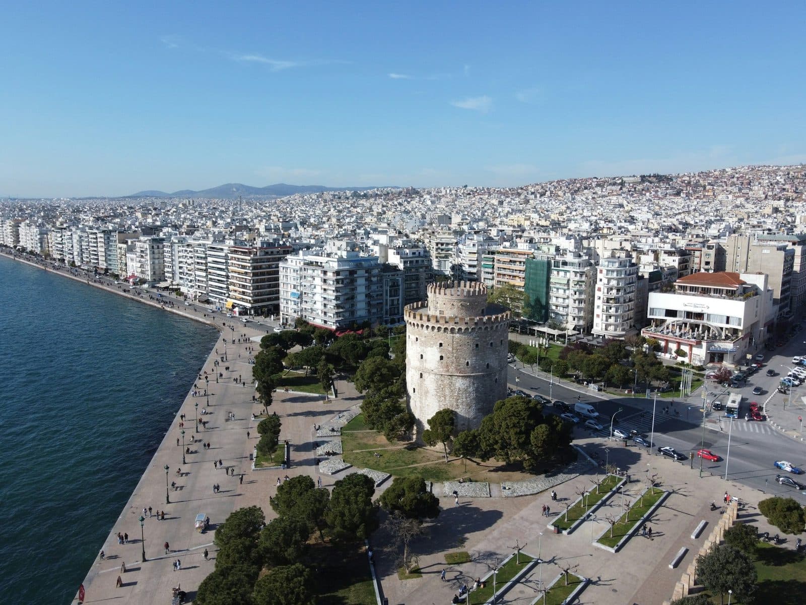 Ο Λευκός Πύργος και η παραλιακή από ψηλά, με την πόλη πίσω τους