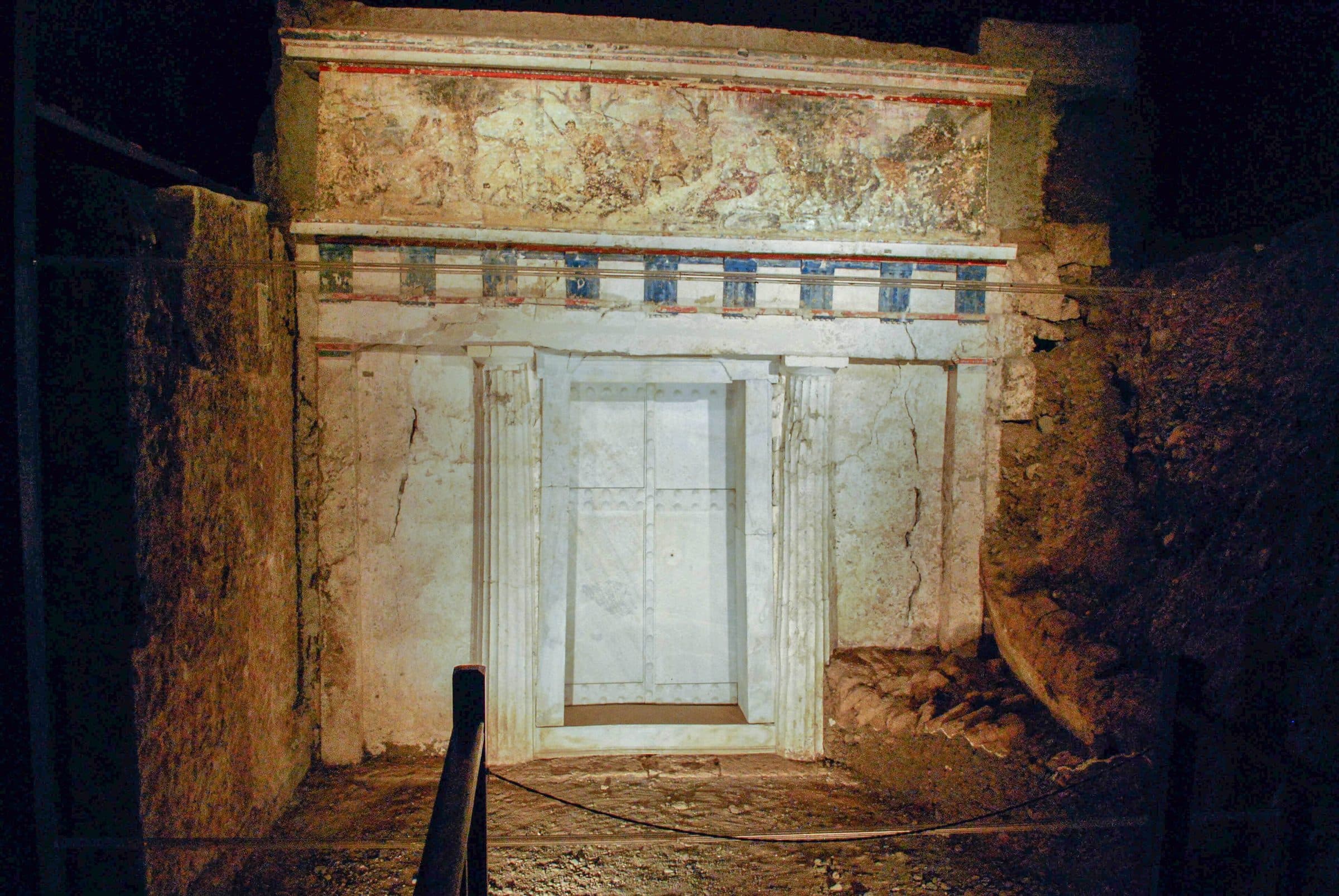Vergina'da II. Filip'in mezarının cephesi, kapının üstünde boyalı av frizi