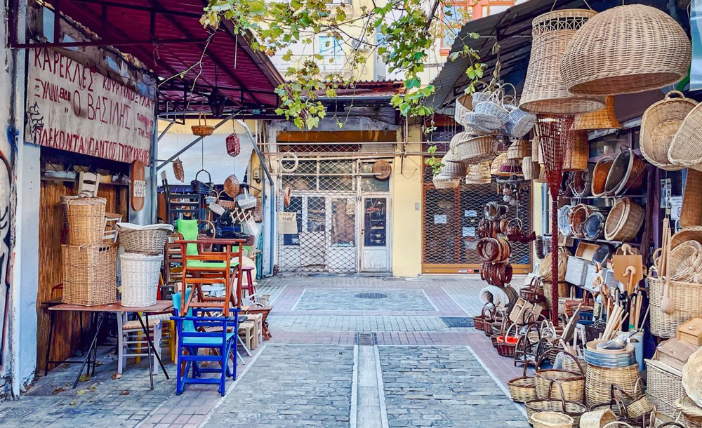 Παραδοσιακό στενό της Θεσσαλονίκης με μαγαζιά που πωλούν χειροποίητα καλάθια, καρέκλες και ξύλινα είδη.