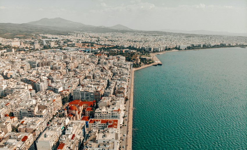 Το κέντρο είναι σημείο εκκίνησης. Μνημεία, αγορές, γεύσεις, όλα σε μικρή ακτίνα, με ρυθμό που σε βάζει μέσα στο ζην της Θεσσαλονίκης χωρίς κόπο.