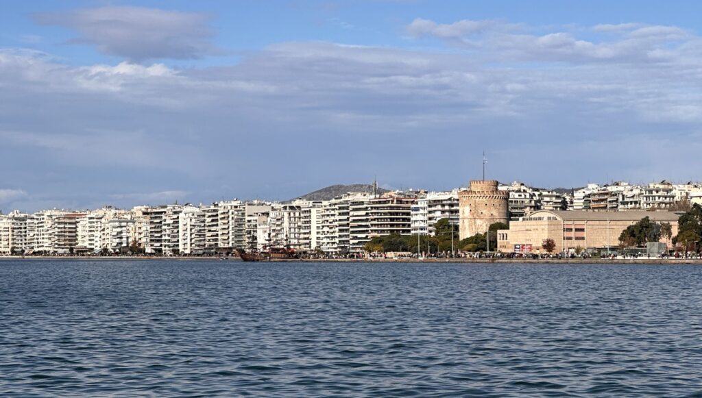 Παραλιακή Θεσσαλονίκης με θέα τη θάλασσα, ιδανική διαδρομή για βόλτα και μετακίνηση στο κέντρο