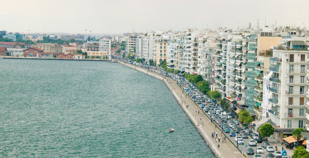 Η διαμονή στα Λαδάδικα σημαίνει ότι μπορείς να ξεκινήσεις τη μέρα σου με καφέ στο κέντρο, να επιστρέψεις εύκολα για ξεκούραση και το βράδυ να βγεις ξανά χωρίς άγχος μετακίνησης. Για city break ταξιδιώτες, αυτή η αίσθηση ευκολίας κάνει μεγάλη διαφορά.