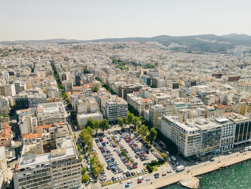 Η στάθμευση στο κέντρο της Θεσσαλονίκης και ειδικά στα Λαδάδικα είναι ένα από τα πιο δύσκολα σημεία για όσους ταξιδεύουν με αυτοκίνητο. Για αυτόν τον λόγο, είναι σημαντικό να επιλέξεις κατάλυμα που προσφέρει ξεκάθαρη και οργανωμένη λύση parking.